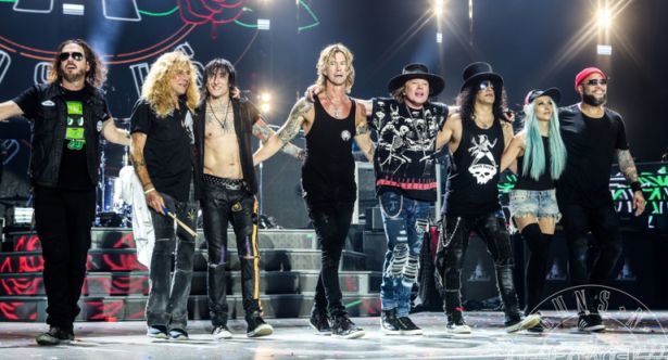 Los Guns N' Roses volvieron a formar con Axl Rose en la voz, Slash en la guitarra y Duff McKagan en el bajo, tal como en sus comienzos.