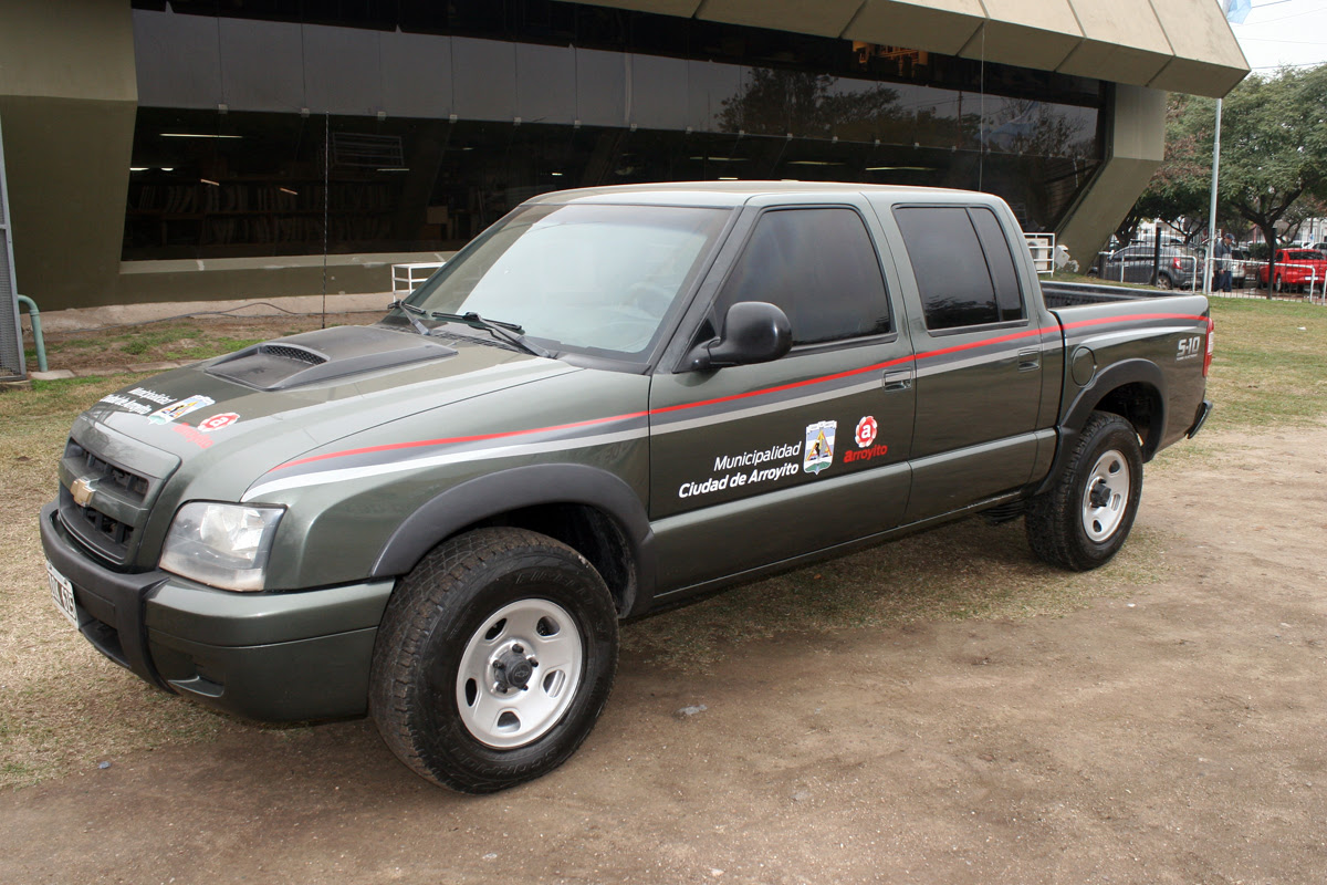 Chevrolet S-10, doble cabina con dirección hidráulica y aire acondicionado modelo 2010.