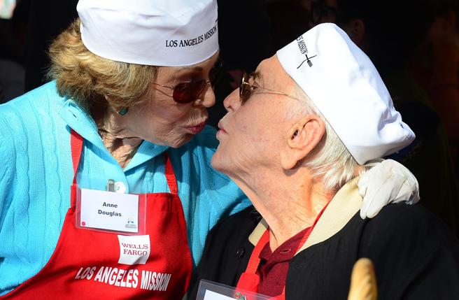 Kirk Douglas y su esposa Anne, en una pose cariñosa (Frederic J. Brown / AFP)