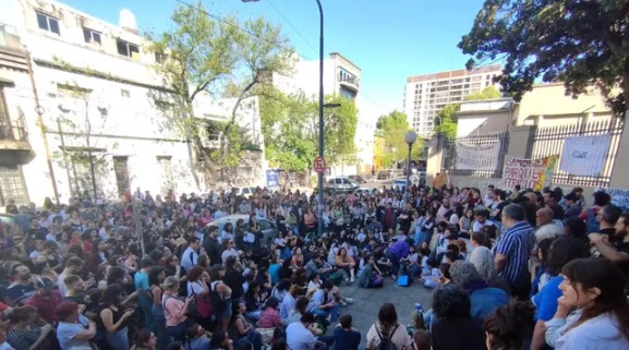 Gremios y trabajadores realizaron un festival en contra del cierre del Hospital Bonaparte