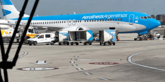 Aerolíneas y los gremios pactaron que no haya paros en el verano