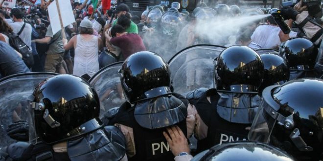 Día clave para el Gobierno en el Congreso y en las calles