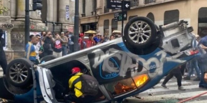 Destrozan patrullero y provocan caos en marcha de jubilados